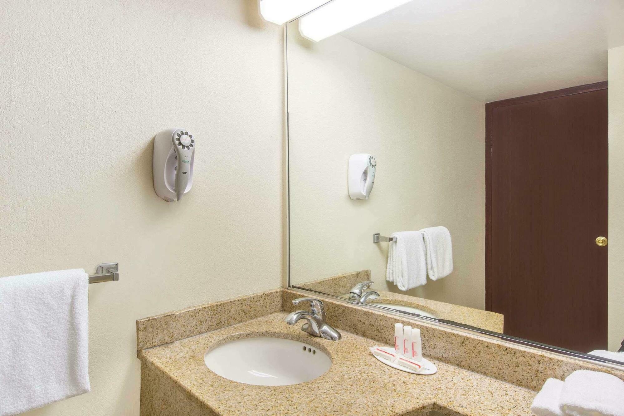 Howard Johnson By Wyndham Bartonsville/Poconos Area מראה חיצוני תמונה